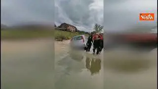 Maltempo Emilia-Romagna, Polizia salva un anziano bloccato in auto