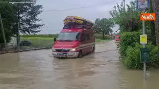 Maltempo in Emilia Romagna, i soccorsi con gommoni ed elicotteri dei Vigili del Fuoco del Trentino