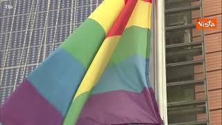 Giornata contro l'omofobia, la bandiera arcobaleno davanti alla sede della Commissione Ue