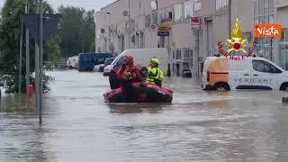 Alluvione in Emilia Romagna, Vigili del fuoco salvano persone con i gommoni