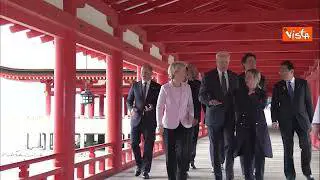 Biden, Meloni e von der Leyen insieme durante la visita dei leader al Santuario di Itsukushima
