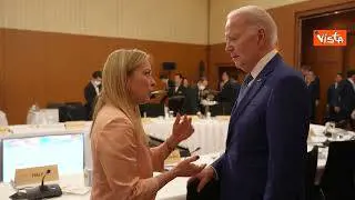 Biden posa la mano sulla spalla di Meloni nel corso di un incontro al G7