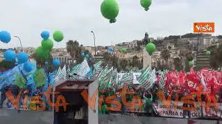 Migliaia di persone a Napoli per la manifestazione di Cgil, Cisl e Uil