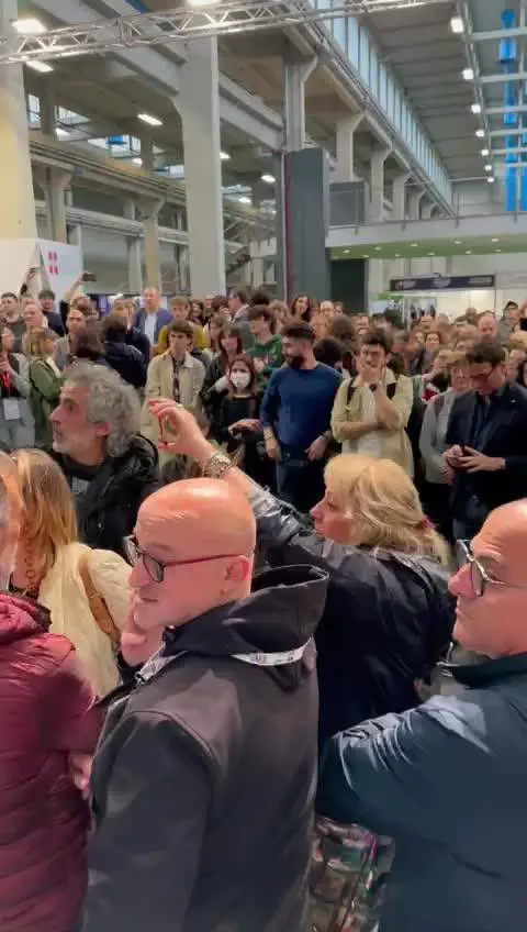 La protesta degli attivisti contro Eugenia Roccella