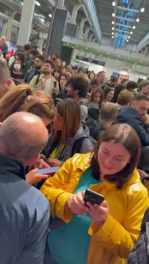 Salone del Libro, il ministro Roccella nel mirino di un gruppo di attiviste