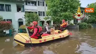Emilia Romagna, i Vigili del Fuoco portano in salvo un cane e il suo padrone con il gommone
