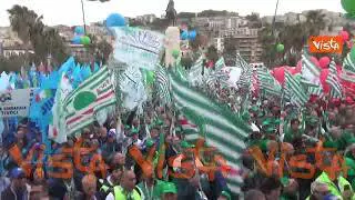 Minuto di silenzio per l'Emilia Romagna alla manifestazione dei sindacati a Napoli
