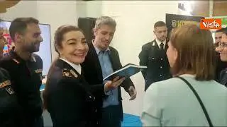 Salone Libro Torino, Pif e il prof di fisica Vincenzo Schettini visitano lo stand della Polizia