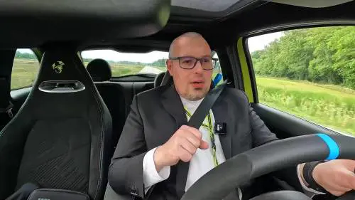 Abarth 500e: la sportiva diventa elettrica, il video della prova in strada e in pista