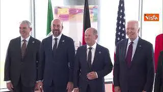 Zelensky la foto di gruppo con i leader del G7 in Giappone