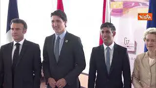 Biden posa la mano sulla spalla di Zelensky dopo la foto al G7