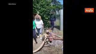 Meloni in Emilia, la battuta a un cittadino di Roncalceci: Torno a pranzo quando tutto è a posto