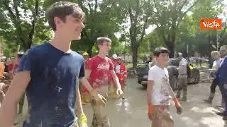 Meloni ai ragazzi che spalano il fango in Emilia Romagna: Bravi