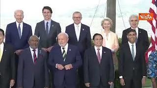 Biden e Macron parlano dopo la foto di gruppo al G7