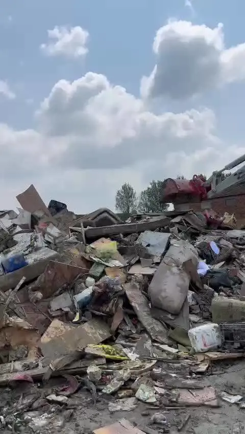 Mobili, melma e detriti per le strade di Sant'Agata sul Santerno, Ravenna