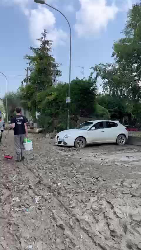 Il fango e la devastazione nelle strade di Sant'Agata sul Santerno, Ravenna