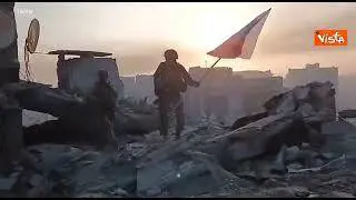 La bandiera russa sventola sulle macerie di Bakhmut