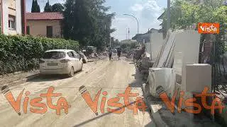 "La Romagna non molla mai" la scritta su un furgoncino a Forlì