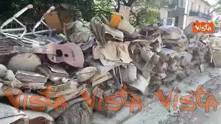 Cumuli di cose da buttare dopo l'alluvione in Emilia Romagna