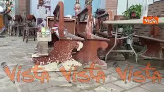 Alluvione Emilia Romagna, giovani spalano il fango davanti a una chiesa di Forlì