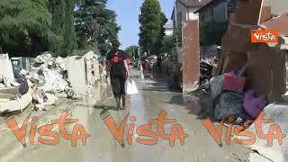 La bandiera tricolore sventola tra le case infangate a Forlì