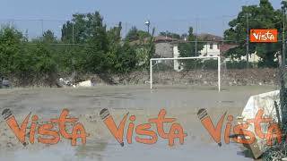 Alluvione Emilia-Romagna, ecco un campetto da calcio sommerso dal fango a Forlì