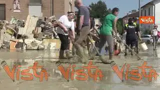 Alluvione Emilia-Romagna, i volontari al lavoro per spalare il fango a Forlì