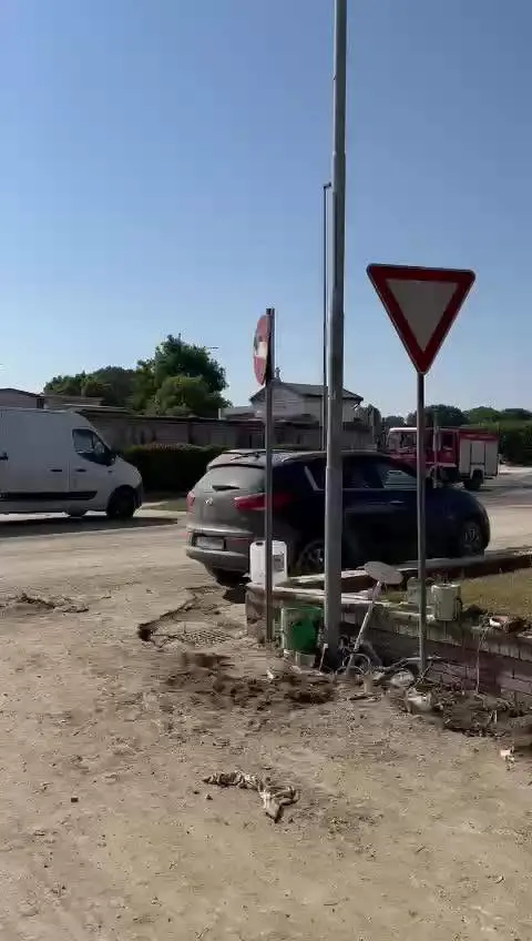 La forza dell'acqua ha abbattuto muretti e spazzato via automobili a Sant'Agata sul Santerno