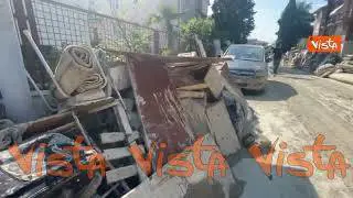 Materassi, elettrodomestici e divani, i mobili ricoperti dal fango per le strade di Forlì