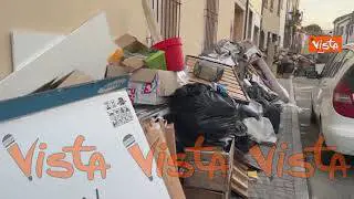 Libri, divani e tv in strada a Lugo dopo il passaggio dell'alluvione