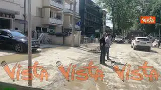Negozi chiusi, fango e cataste di mobili in strada, ecco Forlì dopo il passaggio dell'alluvione