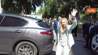 Meloni saluta i cittadini dopo la cerimonia per Falcone e Borsellino