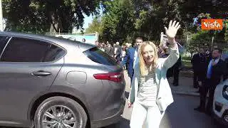 Una signora saluta Meloni: "La seguo sempre". La Premier: "Daje"