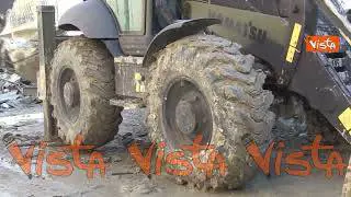 Ruspe, autospurgo e pale meccaniche, i mezzi pesanti al lavoro per sgomberare le strade di Faenza