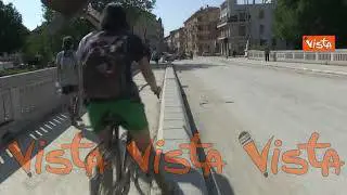 I giovani al lavoro per sgomberare case e strade a Faenza, ecco "gli angeli del fango"