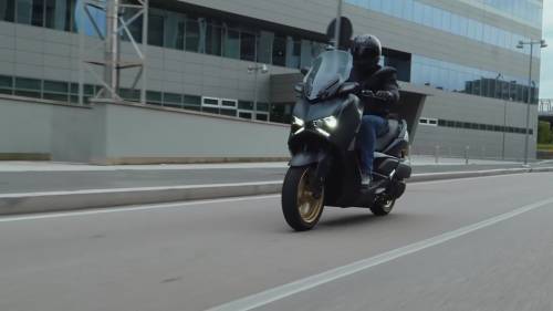 Yamaha XMAX 300 Tech Max, prima prova del maxi scooter: guarda il video