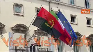 Visita del Presidente della Repubblica dell'Angola a Roma, la bandiera del Paese a Palazzo Chigi