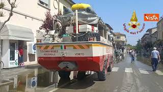Alluvione Emilia Romagna, Conselice ancora allagata. Vigili del Fuoco portano soccorso