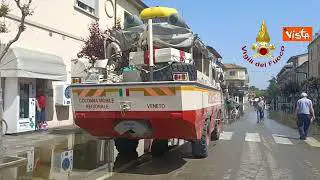 Alluvione Emilia Romagna, Conselice ancora allagata. Vigili del Fuoco portano soccorso