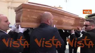 L'uscita del feretro di Maria Giovanna Maglie dalla Chiesa degli Artisti a Roma