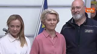 L'abbraccio e la stretta di mano tra Meloni, von der Leyen e Bonaccini a Bologna