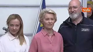 L'abbraccio e la stretta di mano tra Meloni, von der Leyen e Bonaccini a Bologna