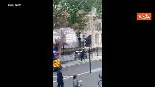 Auto contro i cancelli di Downing Street, le immagini