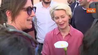 Von der Leyen a Cesena, una signora le regala un giglio