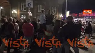 Concerto di Gigi d'Alessio a Piazza del Plebiscito a Napoli, in tanti anche al di là delle transenne