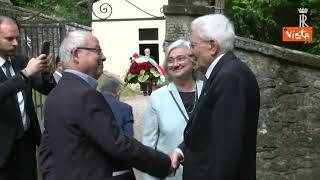Mattarella depone cuscino di fiori sulla lapide di don Milani
