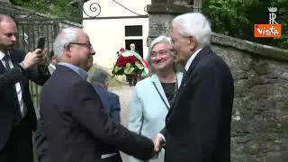 Mattarella depone cuscino di fiori sulla lapide di don Milani