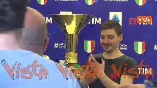 Scudetto Napoli, fila lunghissima per una foto con la Coppa a Piazza dei Martiri