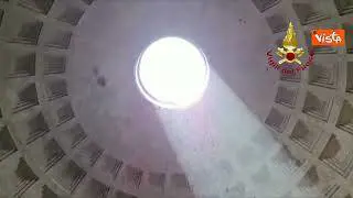 Pentecoste, lo spettacolare lancio di petali al Pantheon