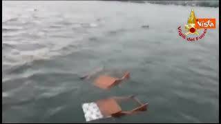 Imbarcazione si ribalta nel Lago Maggiore, i resti in acqua degli oggetti a bordo